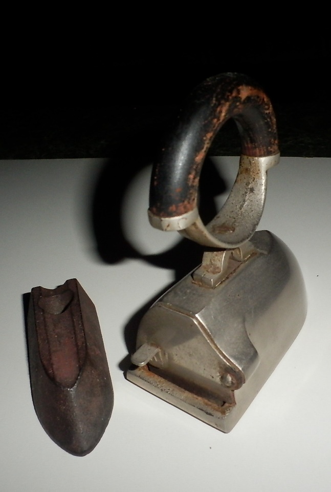 Starožitná menší žehlička s nahřívací cihličkou - 10