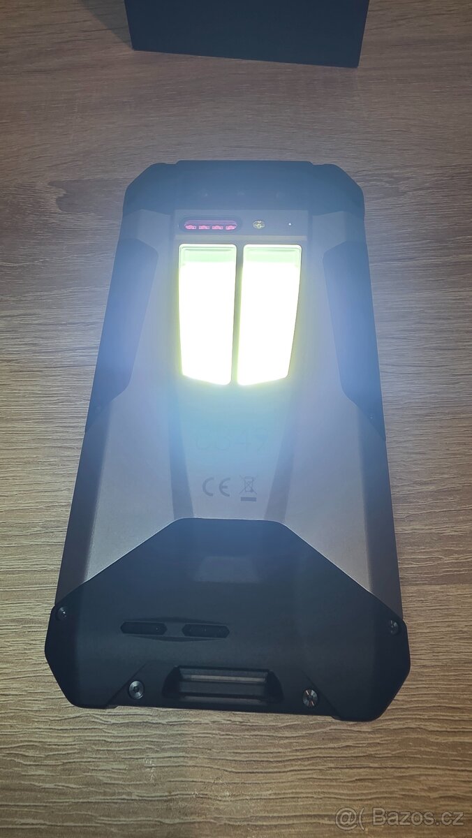 Odolný telefon s projektorem Tank4 TOP STAV - 10