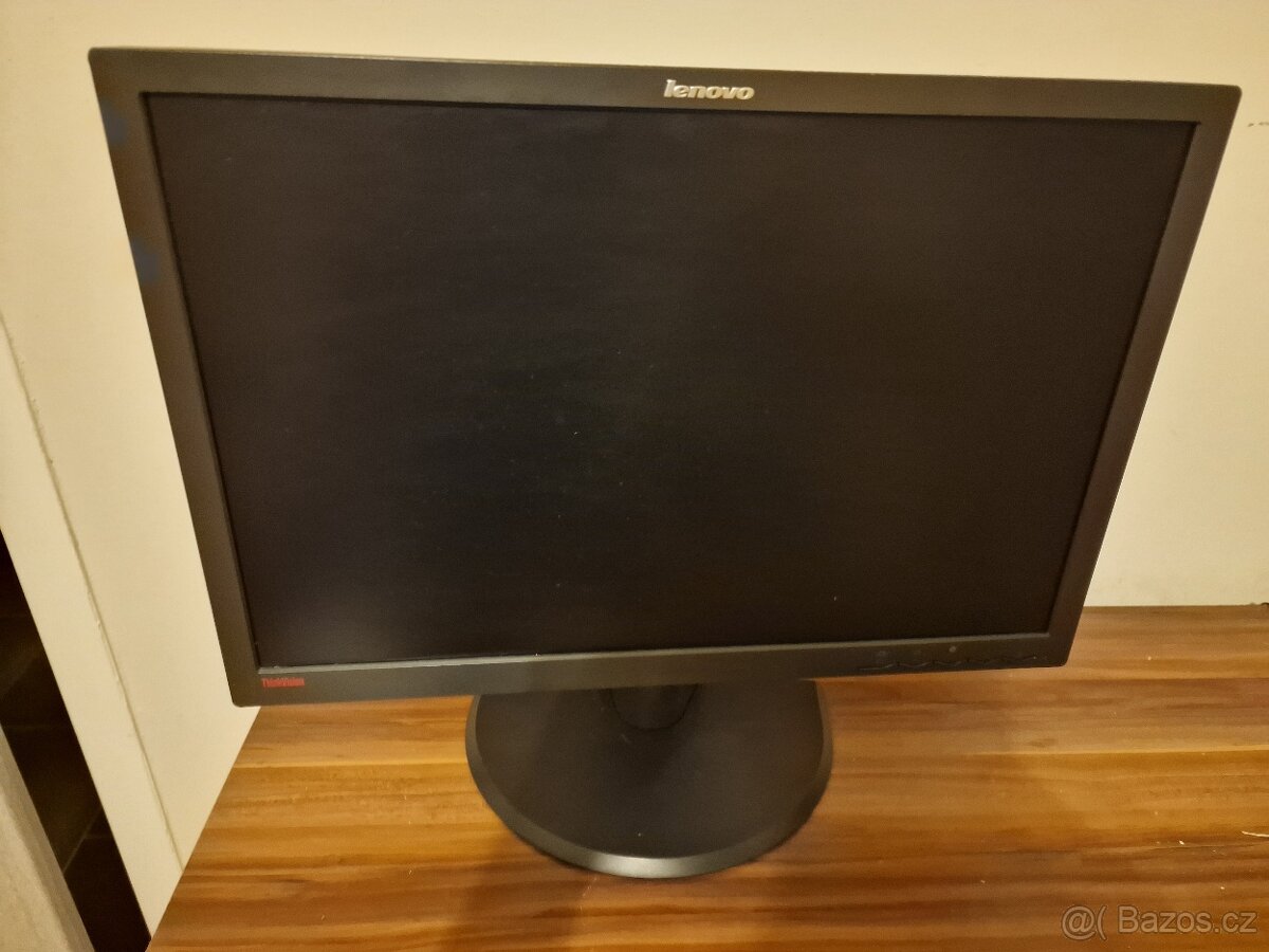 PC z monitorem a příslušenství - 10