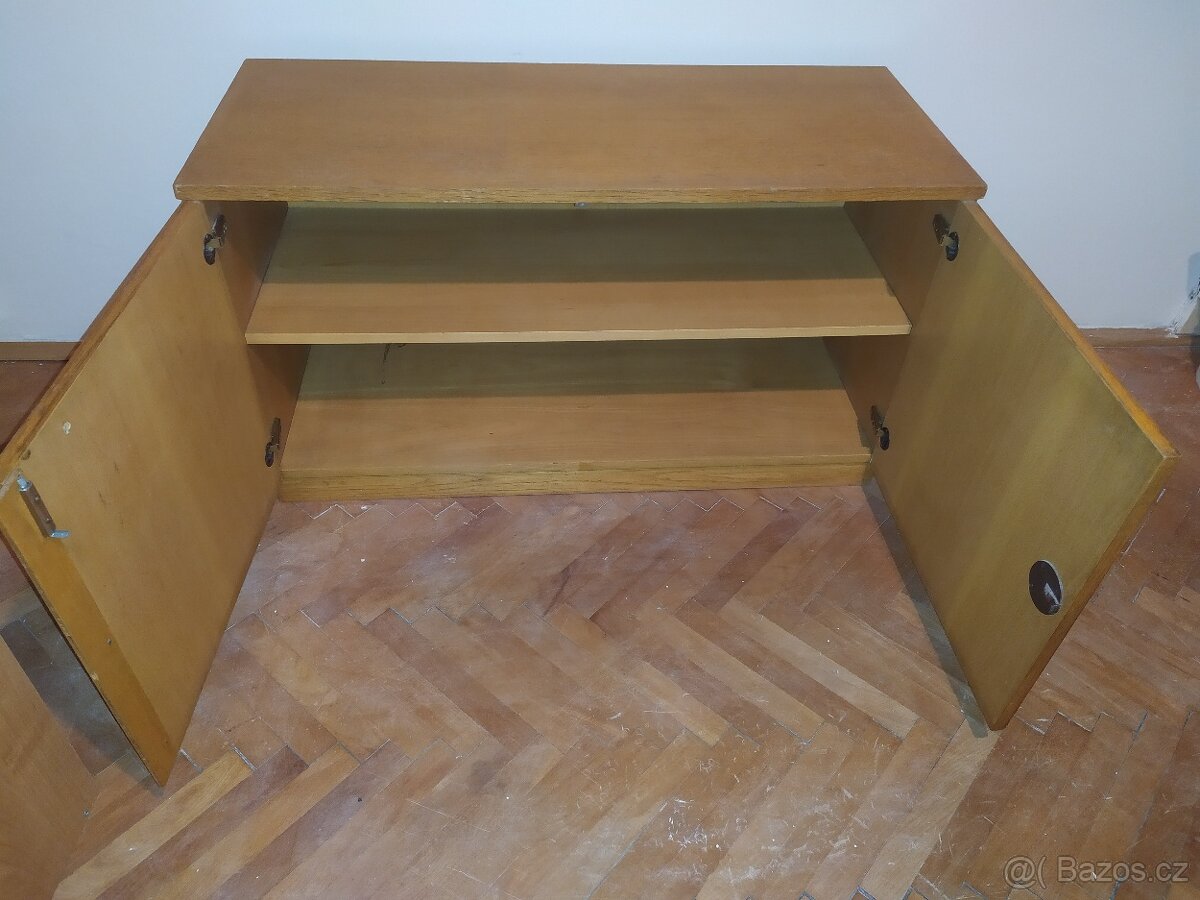 Šatní skříň, příborník,knihovna, komoda,peřiňák, noční stole - 10