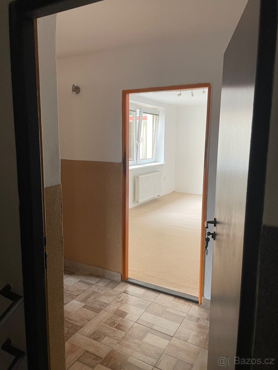 Pronajmu 2+1 Úpice - 10