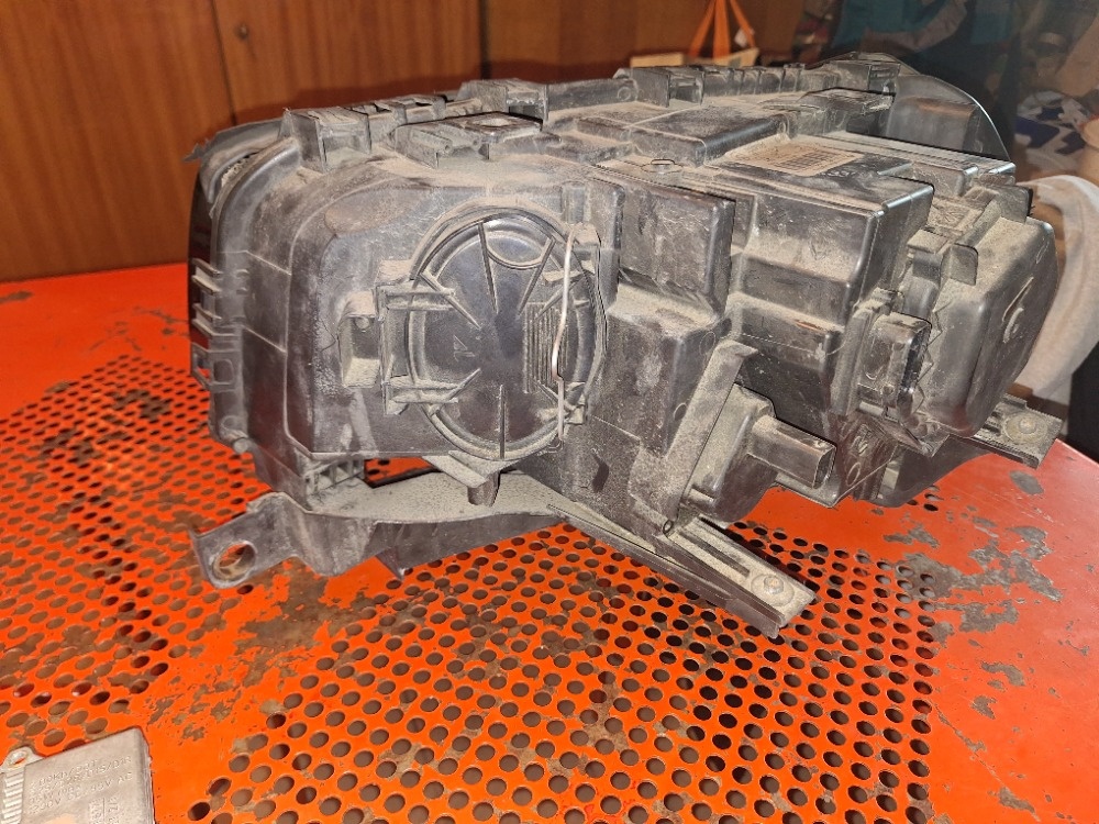 Přední pravé světlo X3 E83 D2S+ H7 XENON - 10