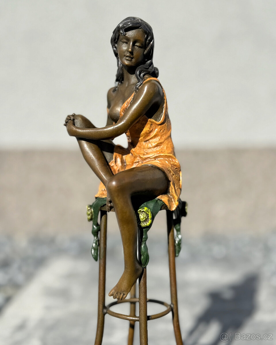Bronzová socha Dáma na barové židli elegantní barevná soška - 10