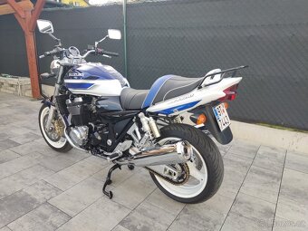 Suzuki GSX 1400 - 10