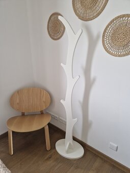 dřevěný designový věšák - 10