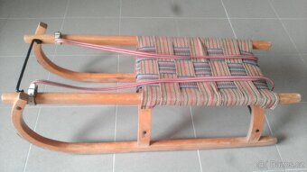 Retro - koberec,garnýž,zrcadlo,věšáky,poličky,žaluzie,sáňky - 10