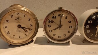 Staré krbové hodiny a 13 ks budíků - 10