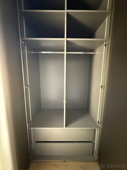 Šatní skřín s prosklenými dveřmi - 10