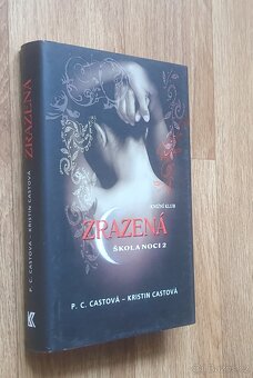 Prodám knihy od spisovatelky kniha od: Kristin Cast & P.C. C - 10