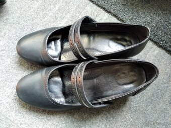 Dvoje krásné lodičky (znJana) vel.38, cena celkem - 10