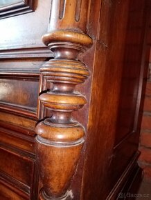 Starožitná skříň s hudebními motivy - 10