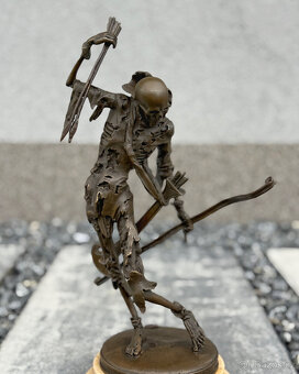 Bronzová socha Smrt kostlivec s lukem a šípy gotika fantasy - 10