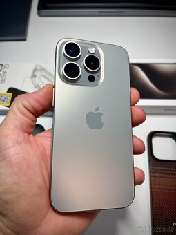 iPhone 15 Pro 256 GB + 2× sklo + 2 kryty (Pitaka & Tactical) - 10