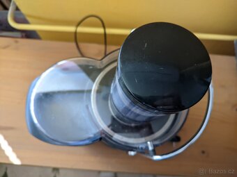 Elektrický odšťavňovač kuchyňský robot - 10