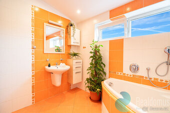 Rodinný dům 4+kk, 120m2, garáž, bazén, zahrada, Roudné, okre - 10