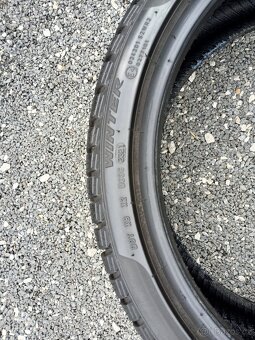 2ks zimní pneu Pirelli 225/40/19 vzorek  6,5mm - 10