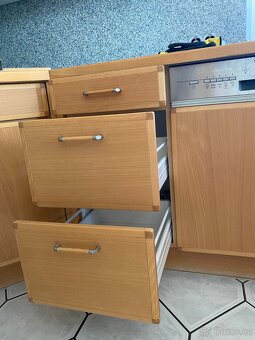 Moderní kuchyňská linka se spotřebiči - 10