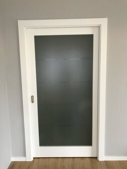 Posuvné bílé interierové dveře se sklem, 100cm - 10