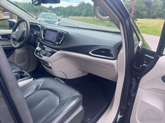 Chrysler Pacifica 3,6 L RU Čočka Adapt 2022 - 10