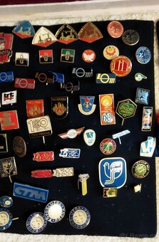 různé staré odznaky - 10