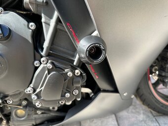 Yamaha YZF-R1 (2013), Akrapovič, 29 600 km – krásný stav - 10