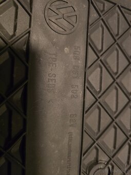 Volkswagen Touran 1T5 gumové rohože 5QB061500 82V - 10