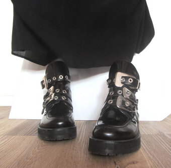 Efektní černé dámské kožené boty, pásky a přezky - 10