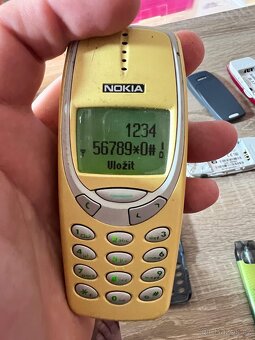 Prodám staré mobilní telefony s příslušenstvím - 10