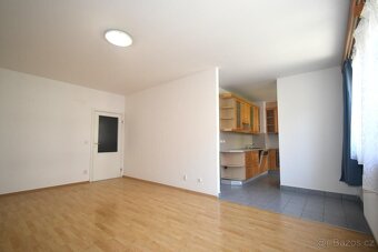 Velmi pěkný 2+kk, 68m2 se dvěma lodžiemi, garáží a sklepem, - 10