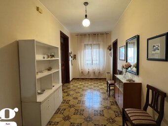 Prodej komfortního zař. bytu 4+1, 120 m2, Patti, Sicílie - 10