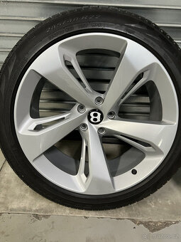 22 STŘÍBRNÁ SADA ORIGINÁLNÍCH KOLA BENTLEY BENTAYGA (4) S PN - 10