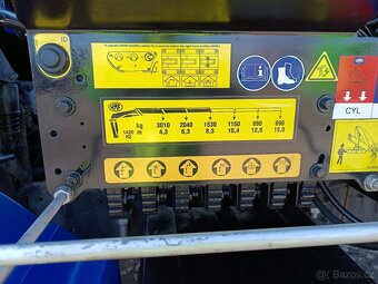 Valník s hydraulickým jeřábem HMF - 10