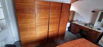 Obyčejné i luxusní skříně, stůl. - 10