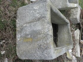 Velká stará kamenná žulová stírka kaménka napaječka koryto k - 10