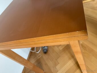 Rozkládací jídelní stůl + dvě židle - 10