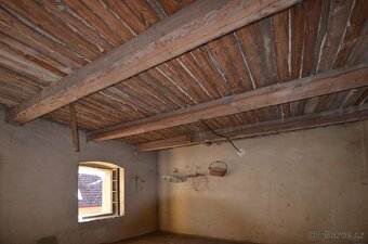 Prodej rodinného domu k rekonstrukci s hospodářským zázemím - 10
