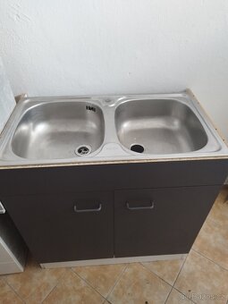 Kuchyňská skříňka vhodná i jako dřez - 10