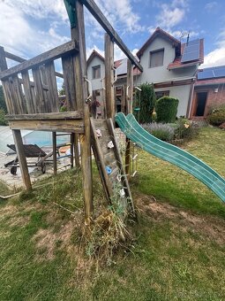 Dětská dřevěná prolézačka se skluzavkou, lanem a houpačkou. - 10
