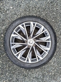 Zánovní zimní orig alu Škoda Karoq 215/50/18 vzorek 9mm - 10