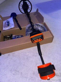 Kompaktní detektor kovů - 10