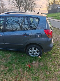 Toyota Corola verso 2003 - 10