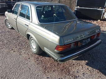 Mercedes Benz W123 240D piáno (americká verze) - 10