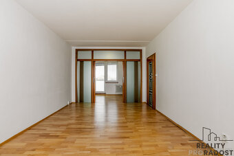 Světlý prostorný byt 3+1 s jídelnou a dvěma balkony v posled - 10