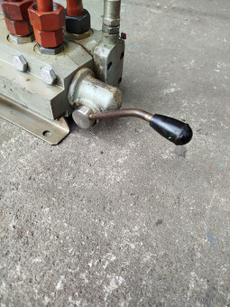 hydraulické filtry a rozvaděč - 10