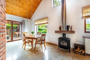 Prodej jedinečného, prostorného RD s větší rovinatou zahrado - 10