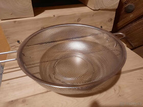 Skleničky různé, misky, sítko - 10