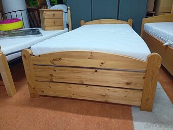 Prodám hezkou postel z masivu-smrk 100 x 200 cm - 10