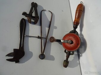 Brzda k saním , stáří ca 120 let , kované hrábě atd ... - 10