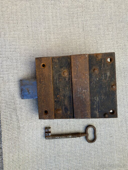 Zámek dveřní starožitný s klíčem - 10