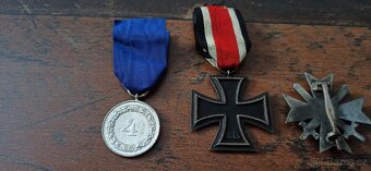 Medaile, vyznamenání, odznaky. - 10